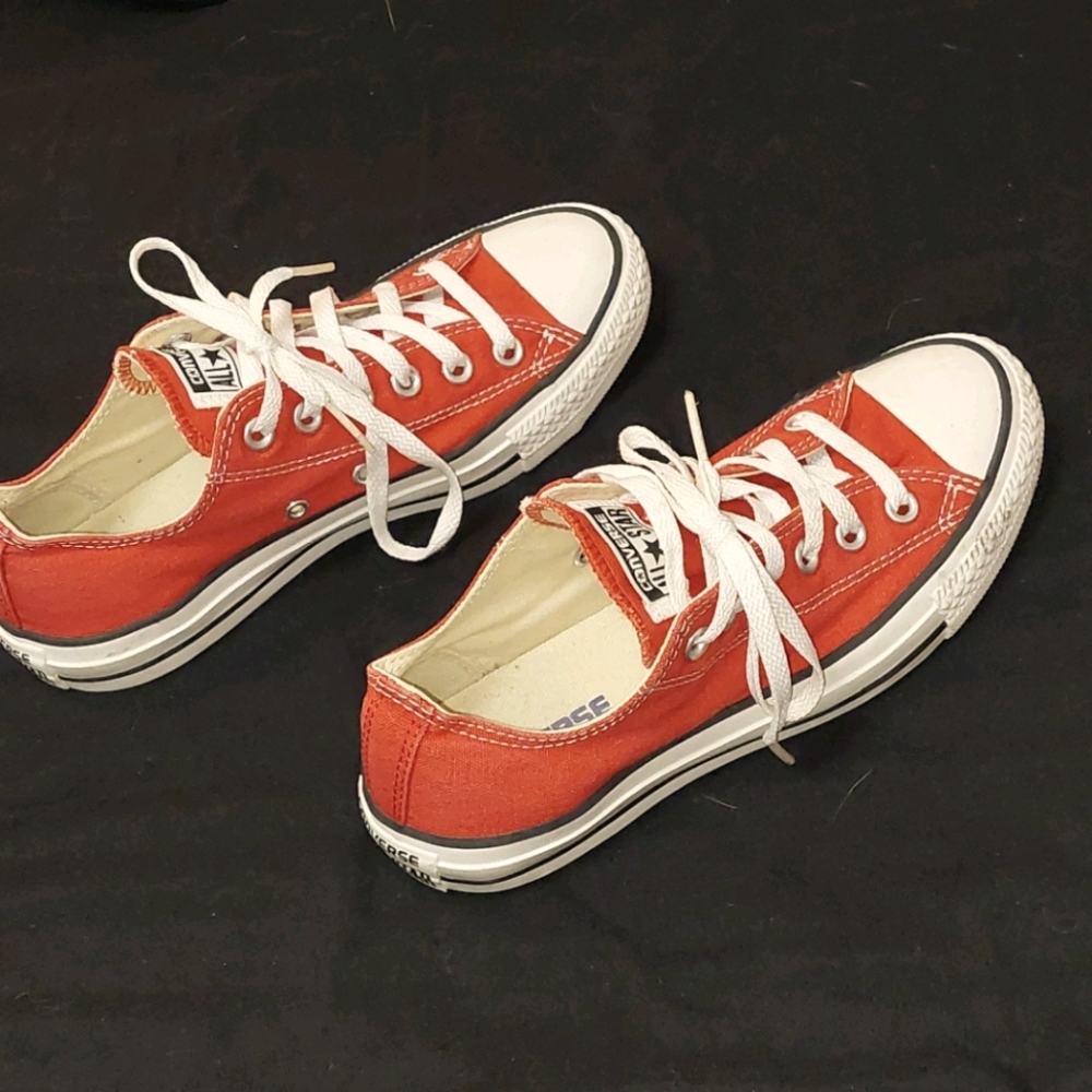 Red Converse low tops/Chuck Taylor's NWOT size 5/7